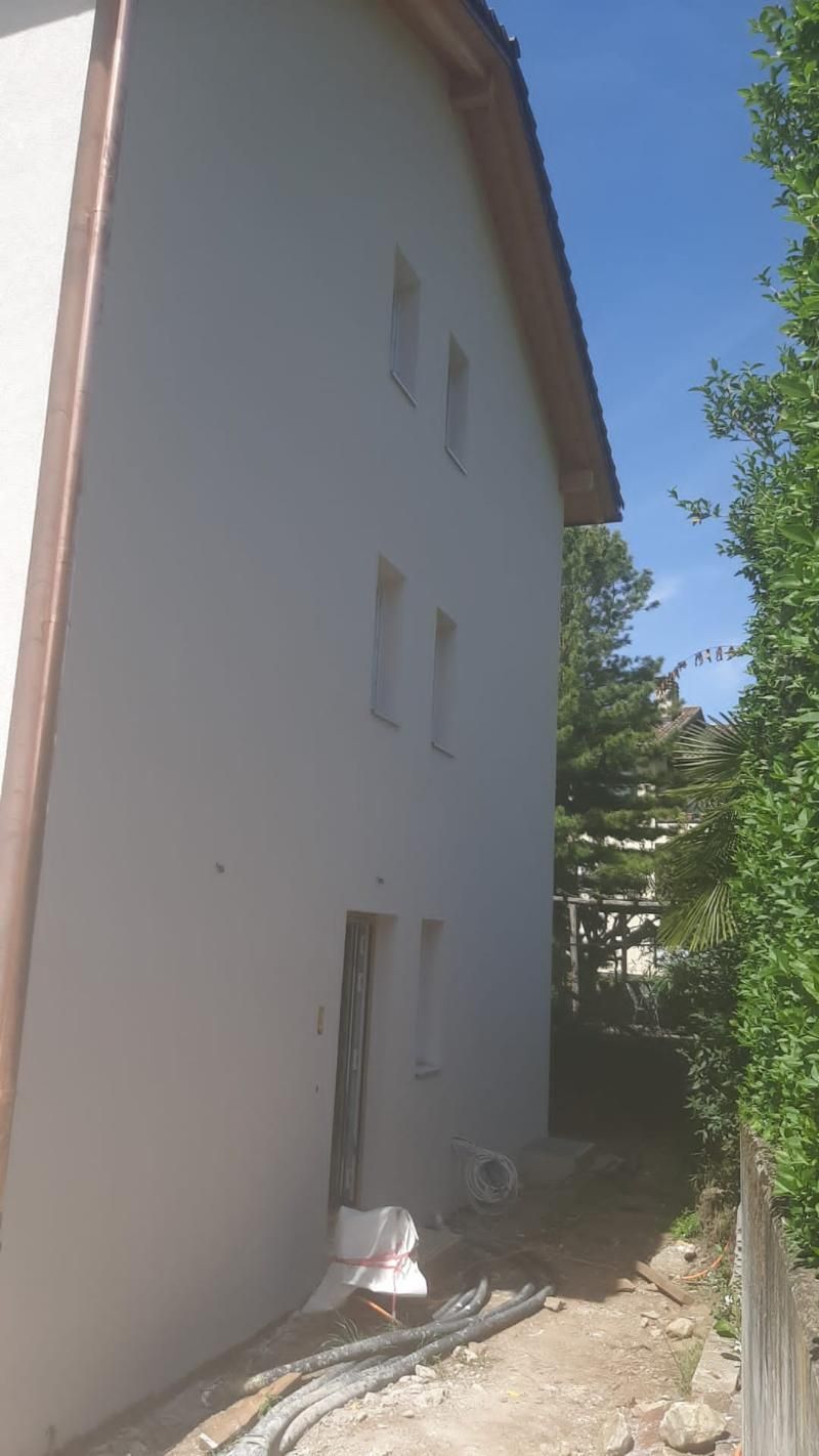 Si sta costruendo un grande edificio bianco con il tetto in legno.