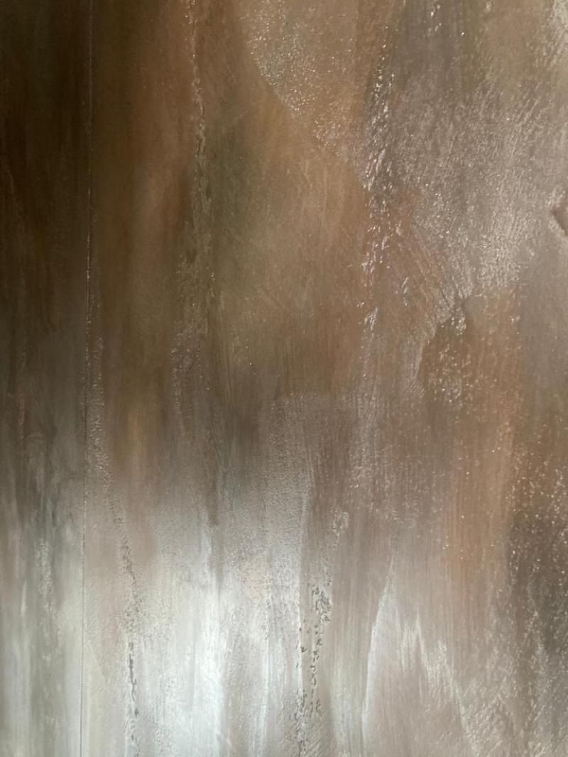 Un primo piano di un dipinto su un muro.