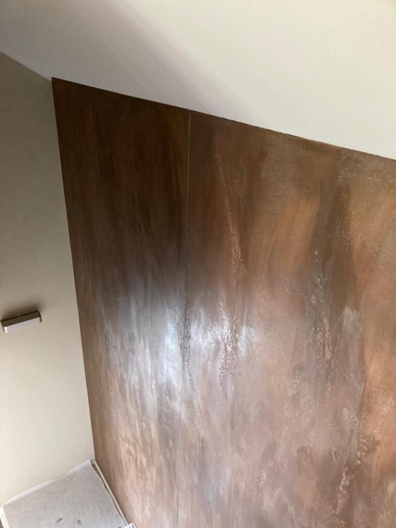 Un muro marrone con un soffitto bianco in una stanza.