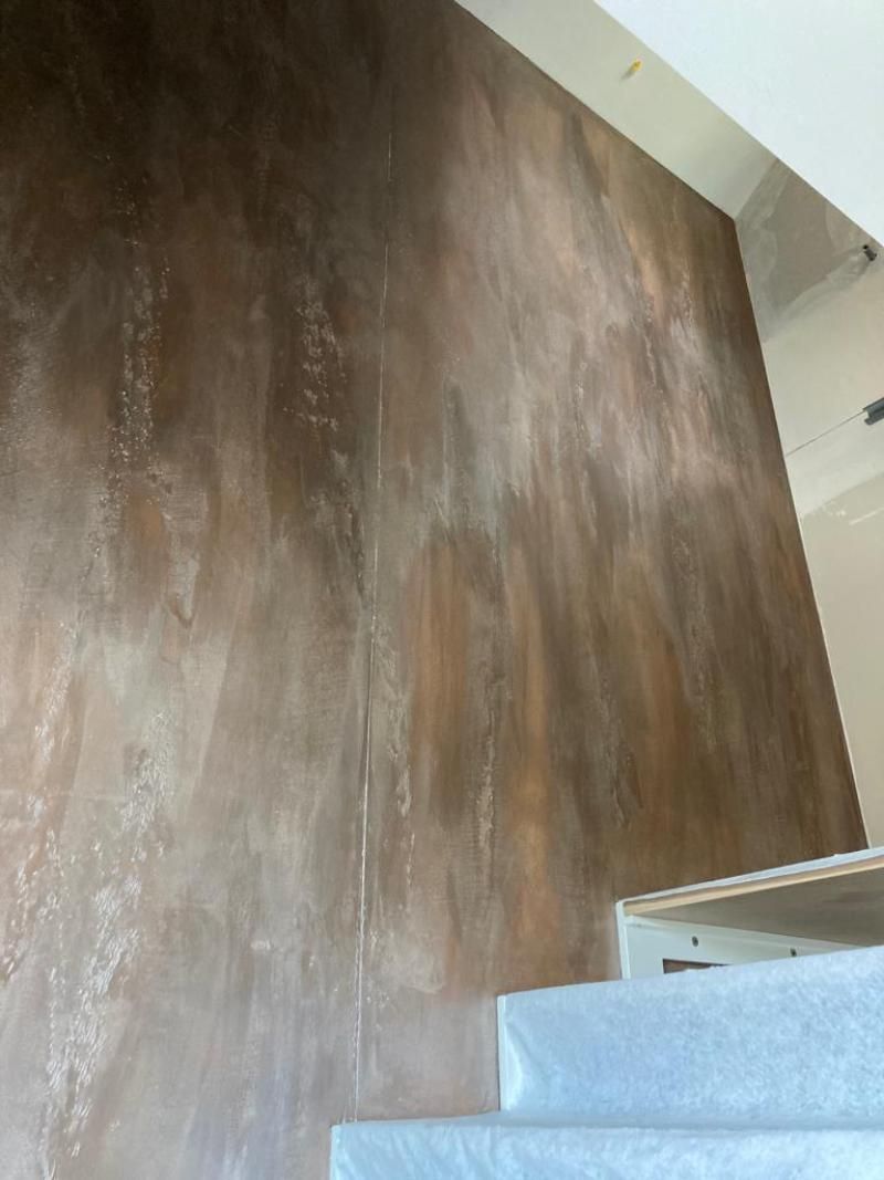 Una scala con pavimento in legno e parete in legno.