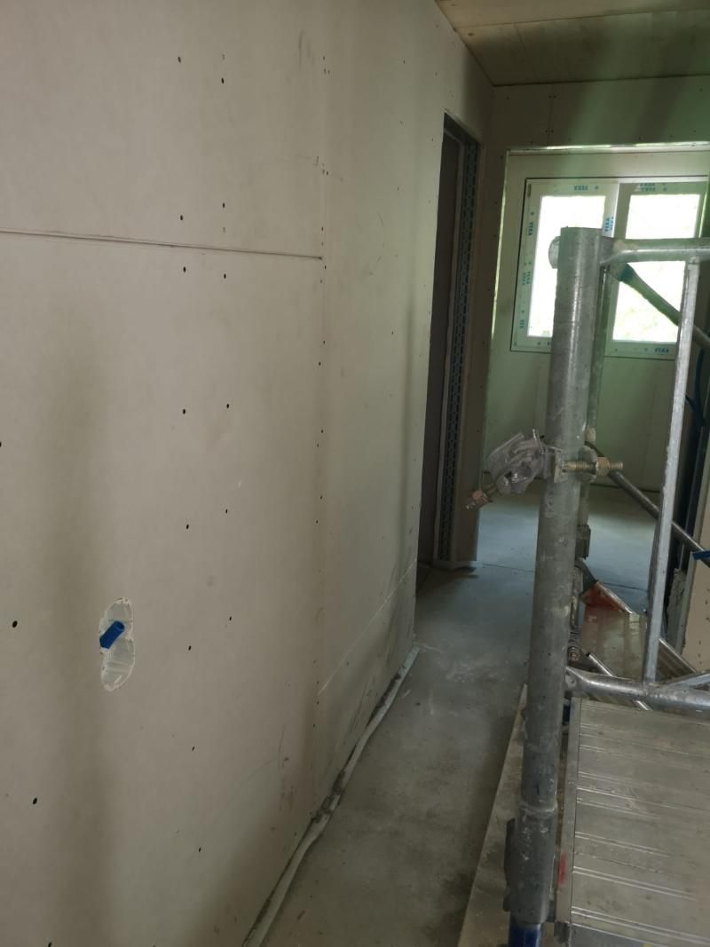 Un corridoio con un'impalcatura al centro.