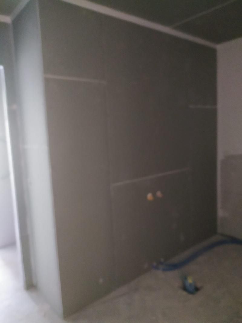 Una stanza con un grande muro e degli armadietti al suo interno.