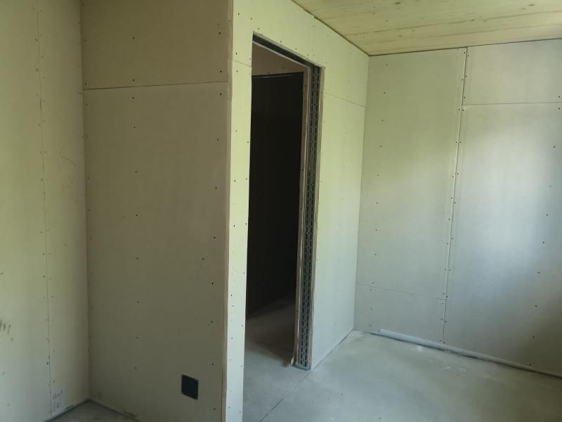 Una stanza vuota con una porta tra due pareti.