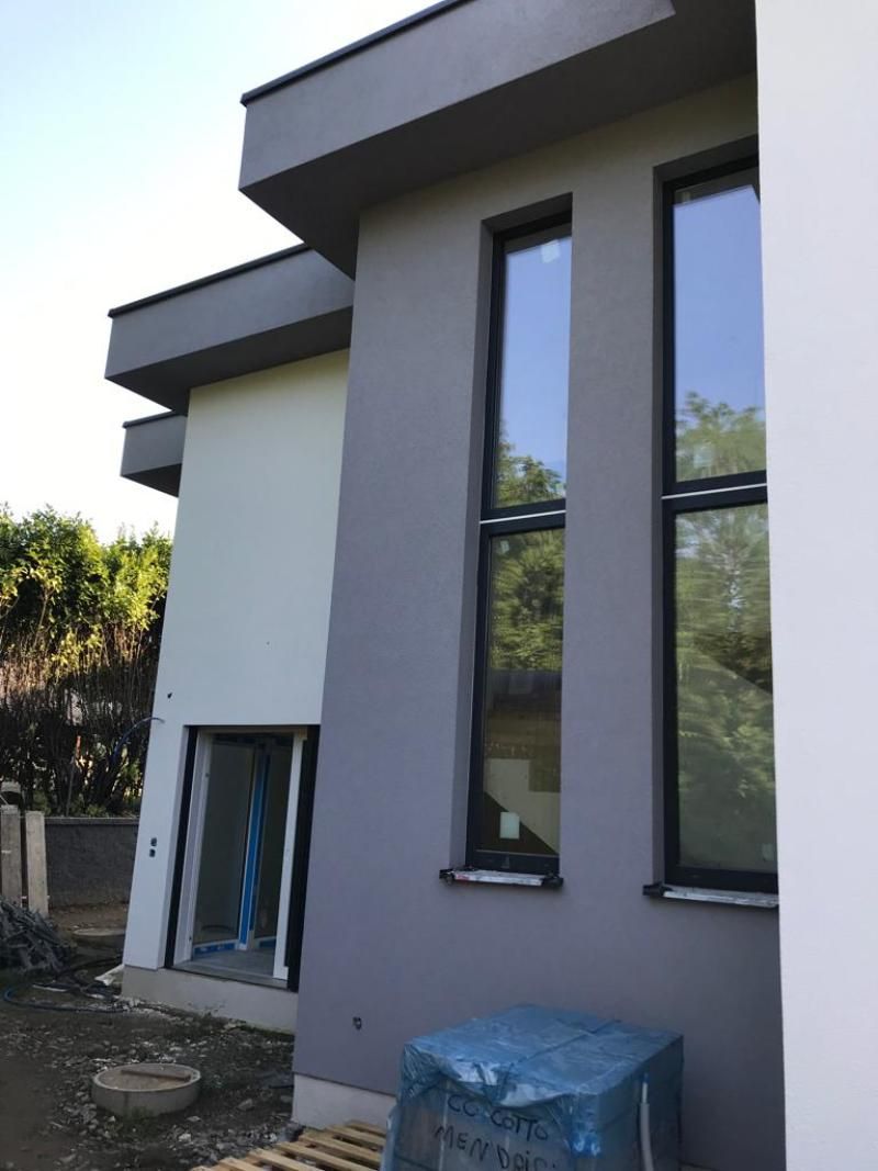 Si sta costruendo una casa con molte finestre