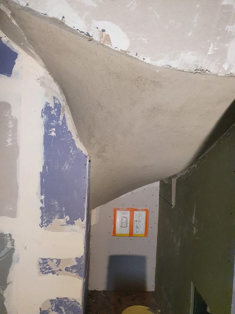 Un angolo di una stanza con un cartello con su scritto 