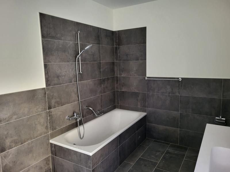 Un bagno con vasca e doccia.