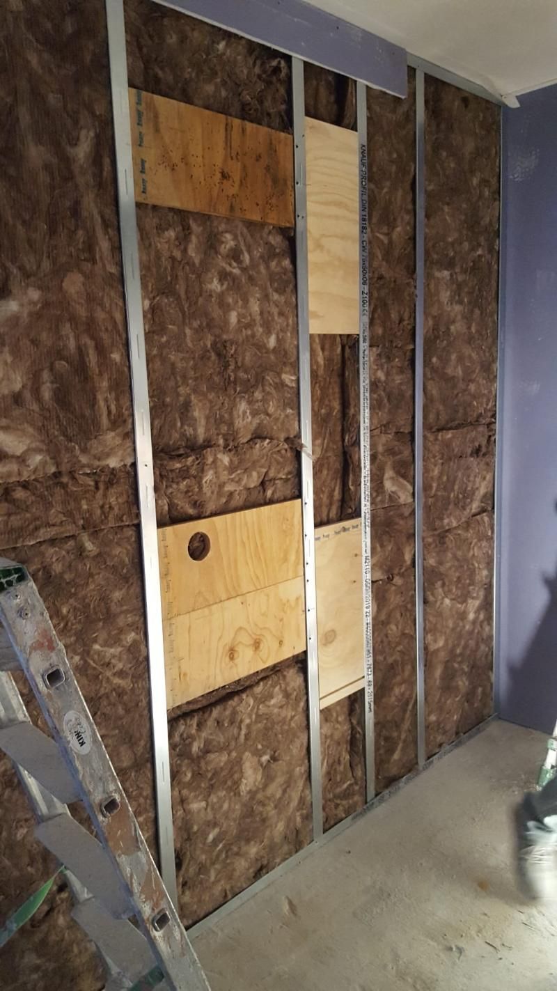 Una stanza con una scala e un muro isolante.