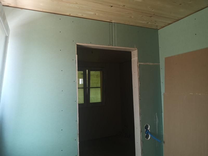 Una porta in una stanza con un soffitto in legno