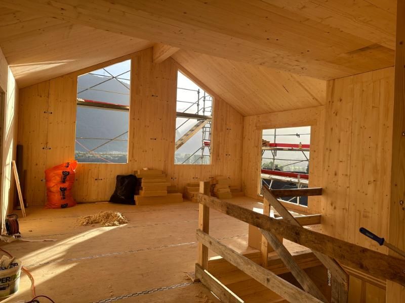 Una stanza con pareti in legno e ringhiera in legno