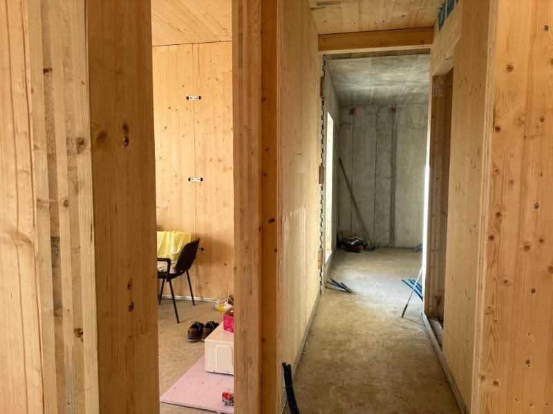 Un disimpegno con pareti in legno e una porta che conduce ad una stanza.