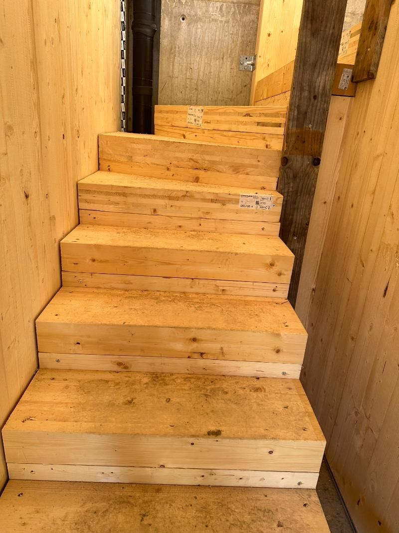 In un edificio si sta costruendo una scala in legno.