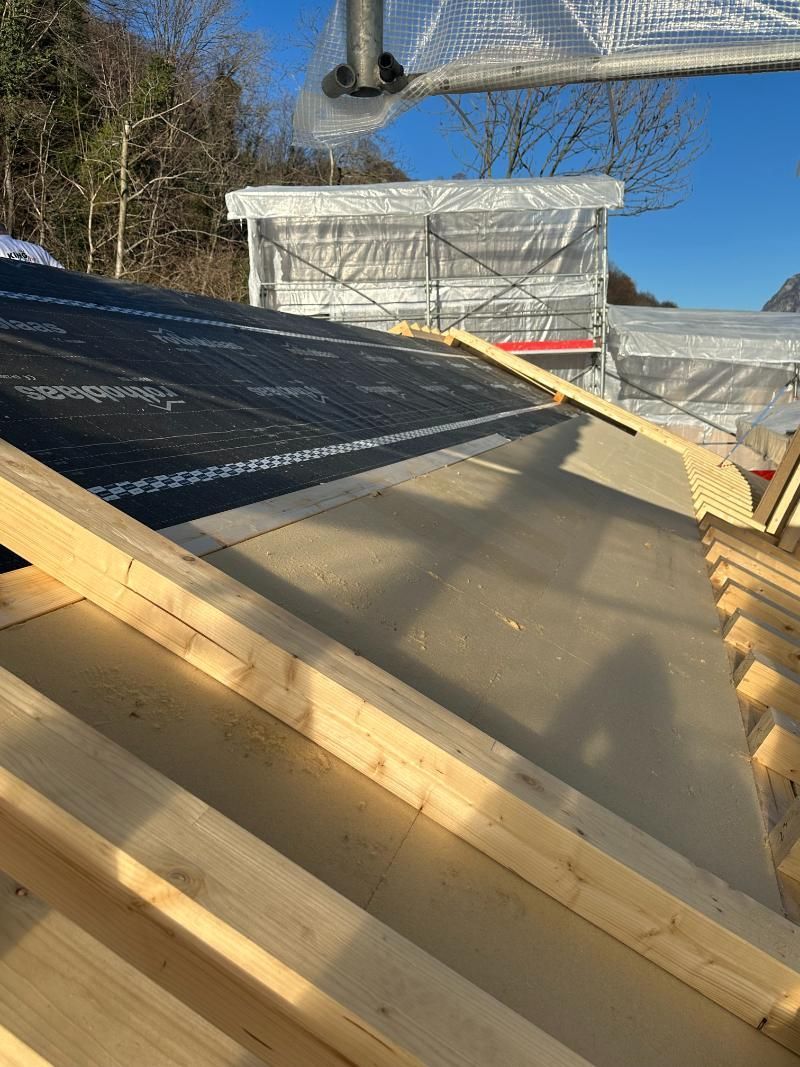 È in corso la realizzazione del tetto con travi in ​​legno e tegole.