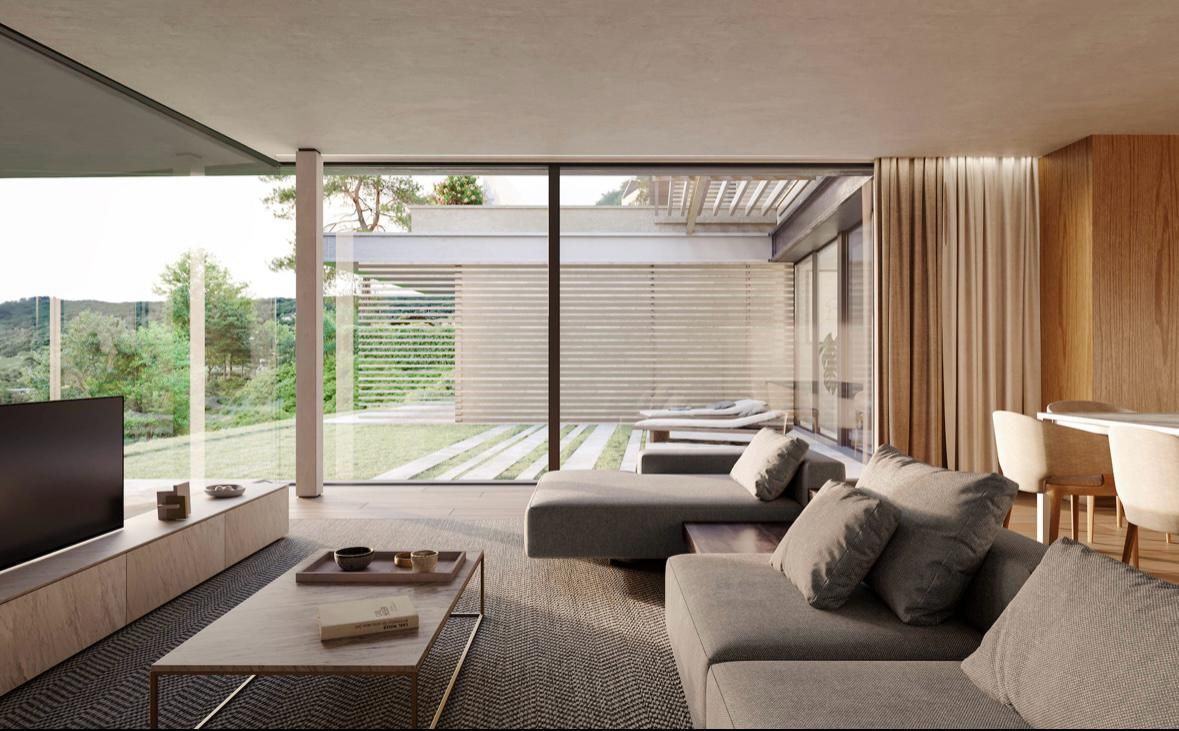 Soggiorno moderno con ampie finestre, divani e patio esterno con sedie a sdraio.