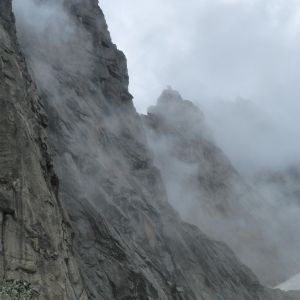 Ein Berg, der an einem bewölkten Tag von Nebel und Wolken bedeckt ist.