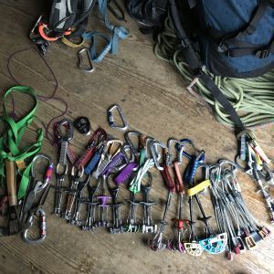 Auf einem Holzboden liegt ein Haufen Kletterausrüstung.