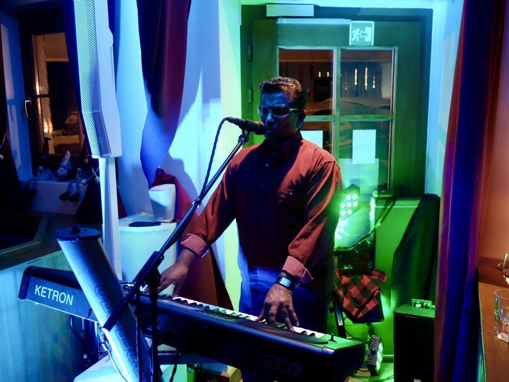 Shine Music Entertainer
