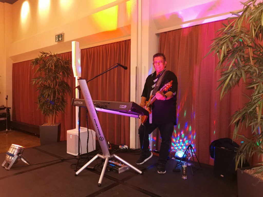 Shine Music Entertainer
