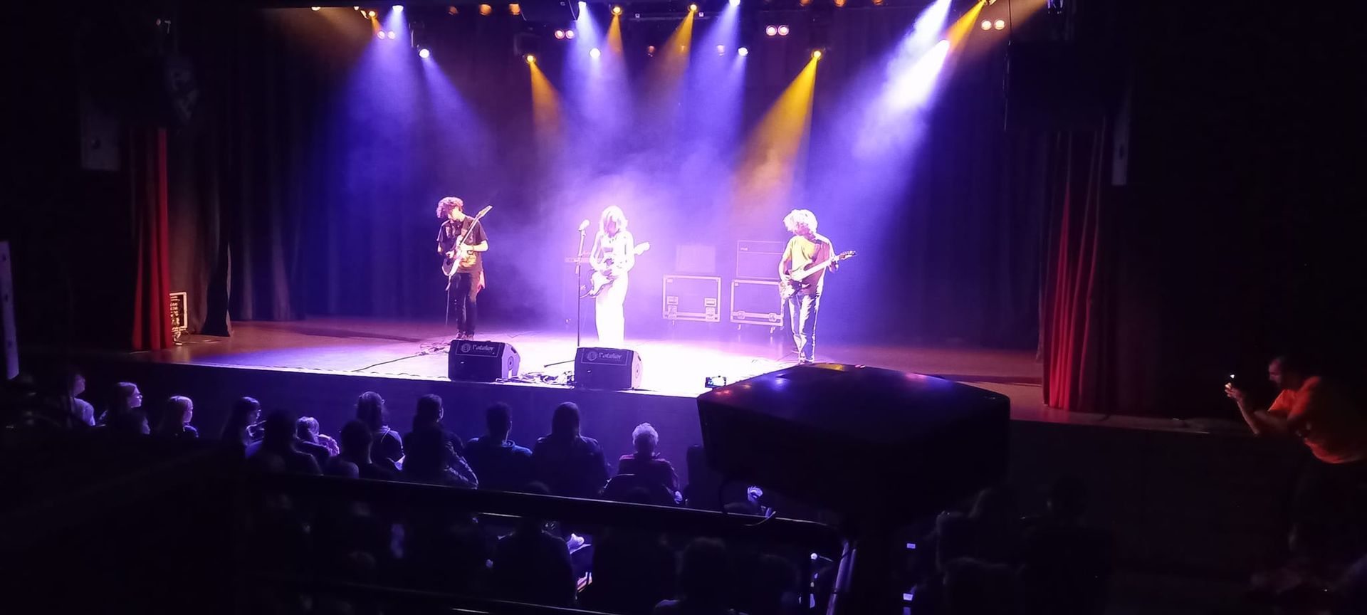 Groupe de guitaristes sur scène