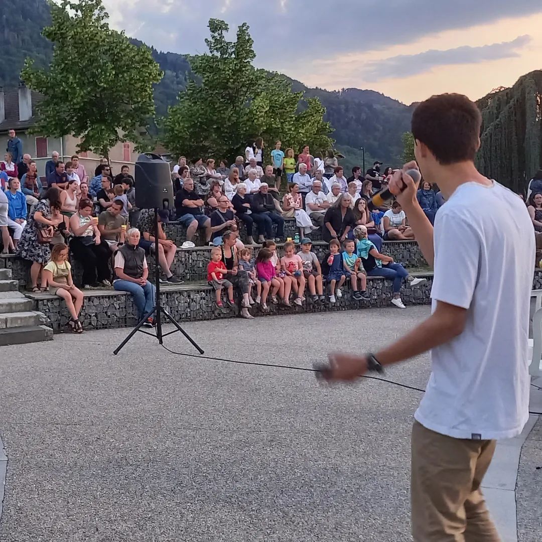 Jeune homme qui chante devant un public