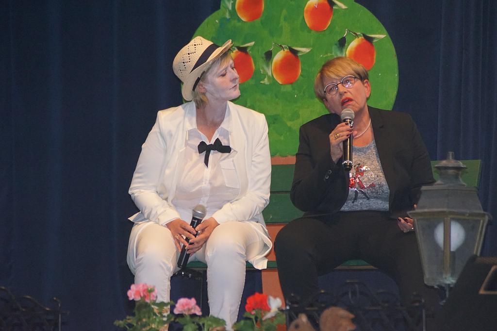 Duo de chanteuses animé sur scène