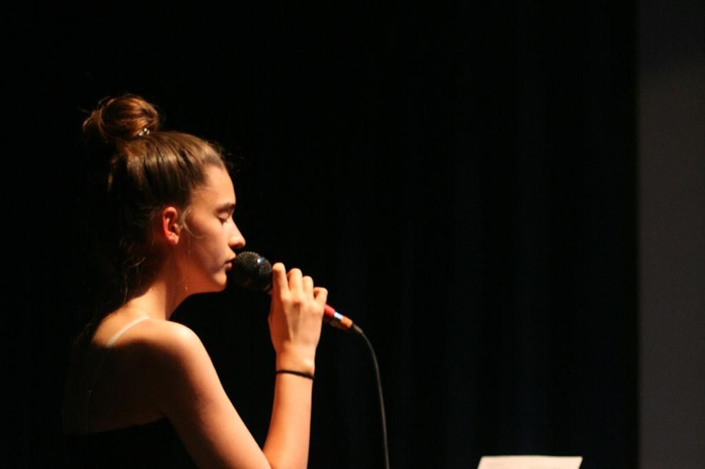 Jeune fille qui chante