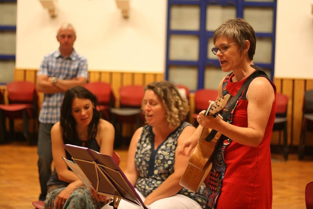 Trio de chanteuses avec guitare