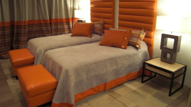 Deux lits thème orange et gris