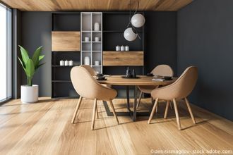 Holzmöbel in einem Wohnzimmer