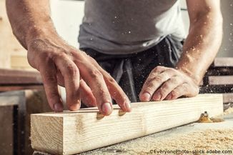 Zimmermann bei der Arbeit