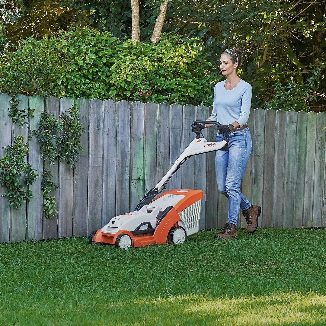 Femme tondant la pelouse