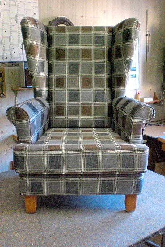 alter Sessel in kariert