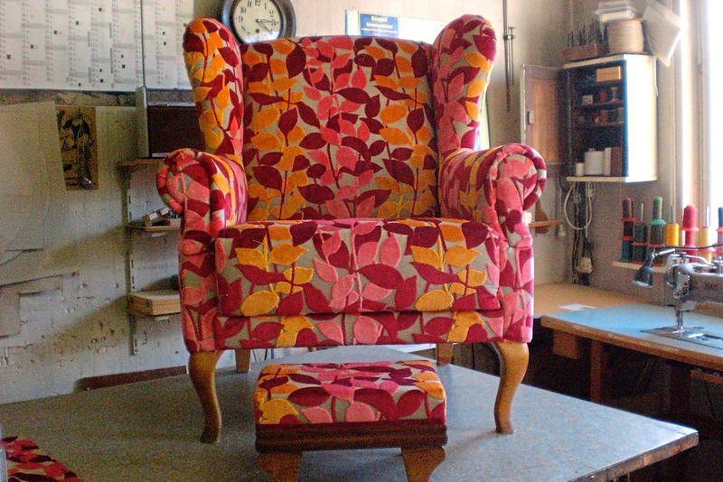 alter Sessel Pflanzenmuster in rot und gelb