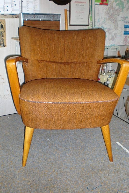 alter stuhl mit braunem Bezug