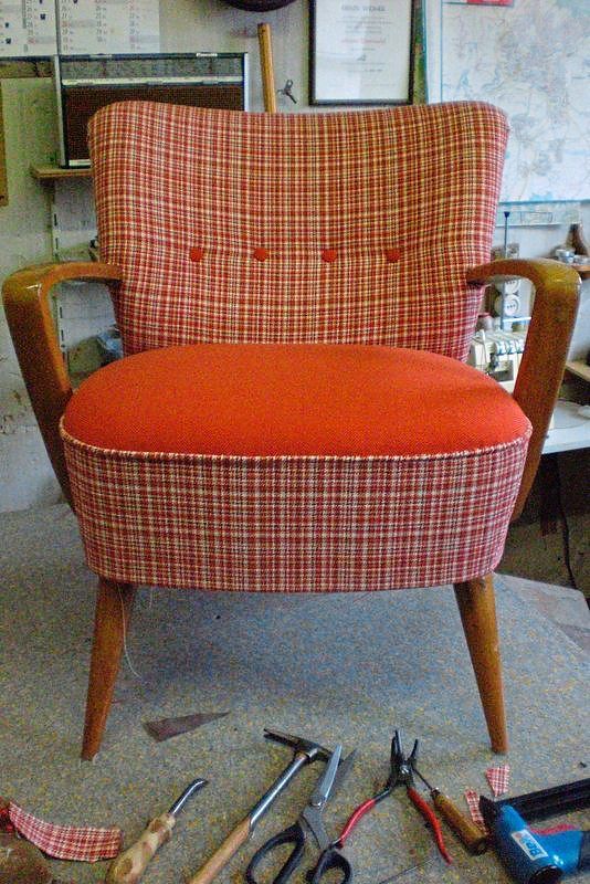 alter Stuhl mit rotem Bezug