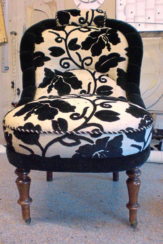 alter Stuhl mit Bezug in schwarz weiss