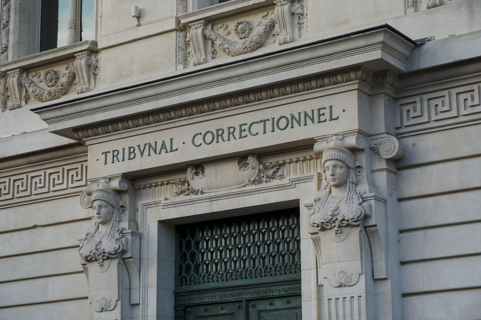Façade d'un tribunal correctionnel.