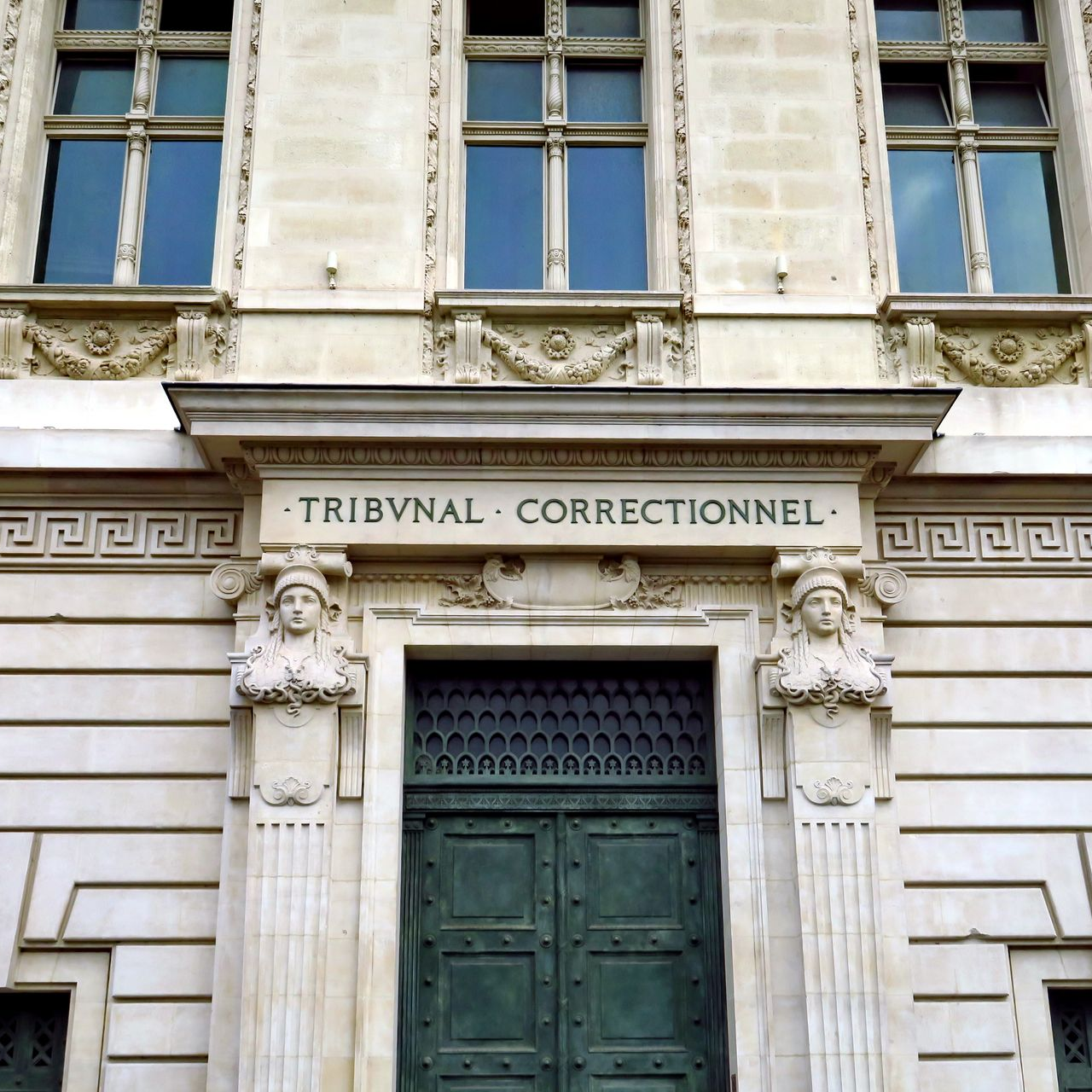 Façade d'un bâtiment où la mention de Tribunal correctionnel est indiquée.