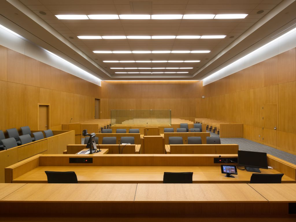 Une salle d'audience.