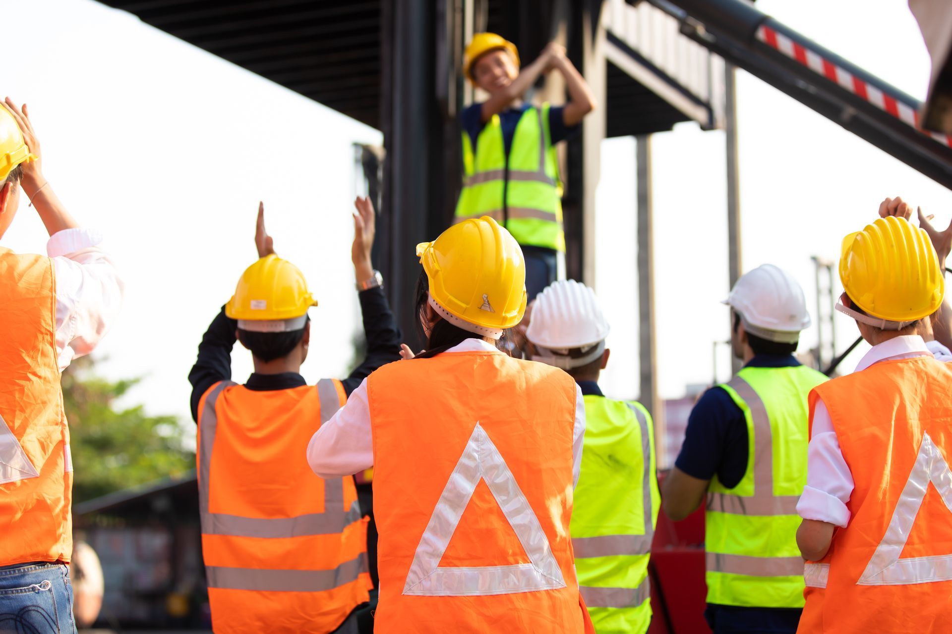 Un groupe d'ouvriers sur un chantier.