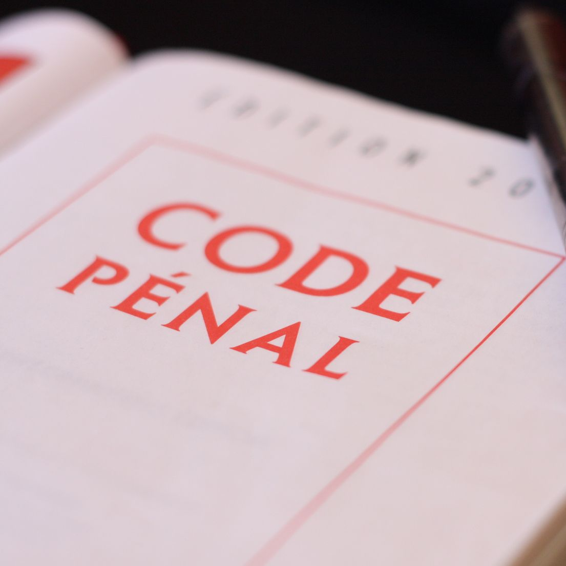 Gros plan sur la page de garde du Code pénal.