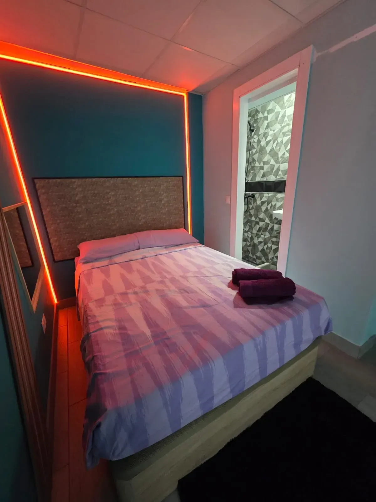 Un dormitorio con una cama y dos toallas encima.