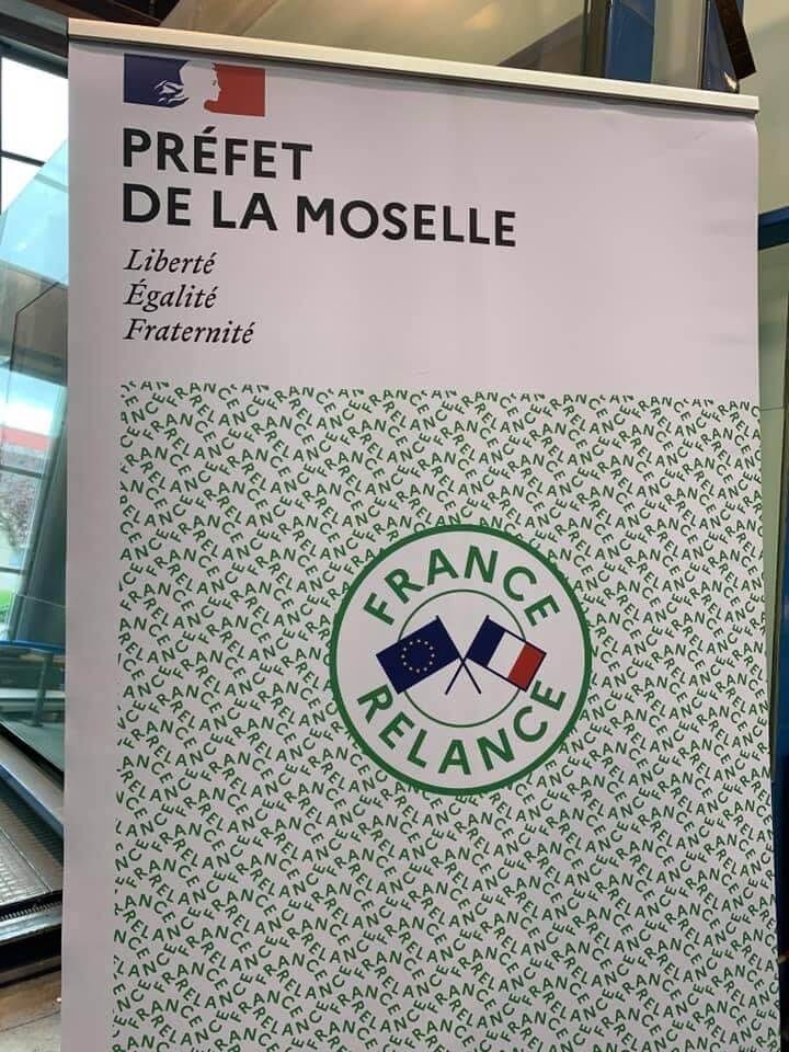 Une bannière France Relance avec le logo de la République française et les mots Préfet de la Moselle sur un fond à motifs.