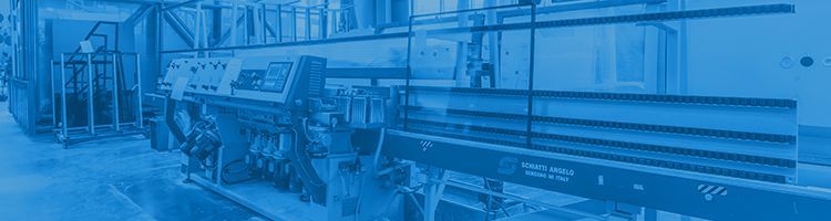 Plan large aux teintes bleutées d'une machine de découpe de métaux industrielle placée sur le sol d'une usine.