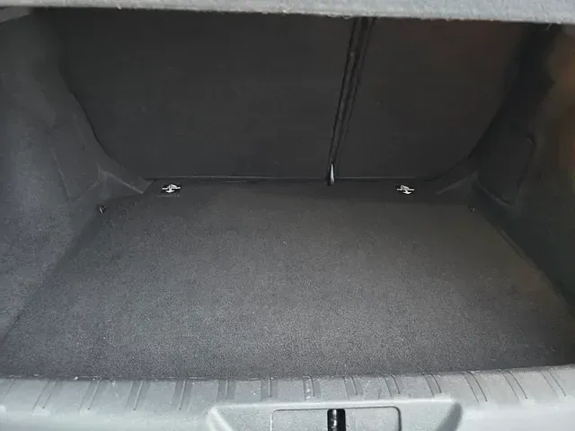 Un primer plano del maletero de un coche.