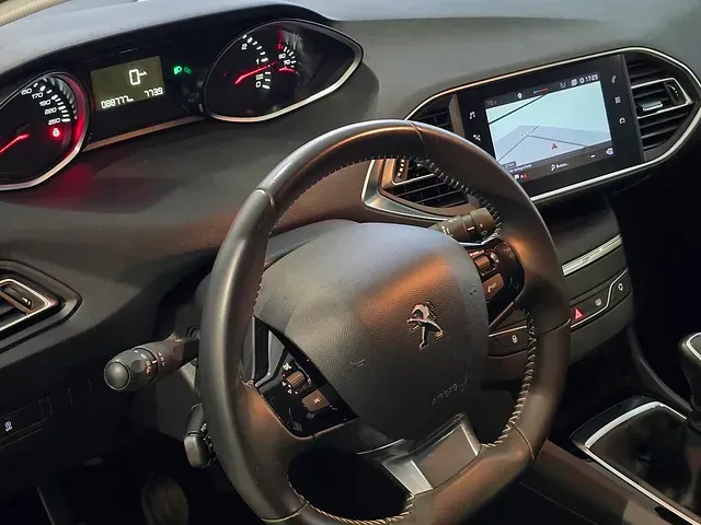 El interior de un coche con volante y salpicadero.