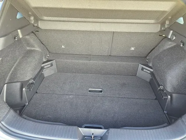 El maletero de un coche con la tapa del maletero abierta