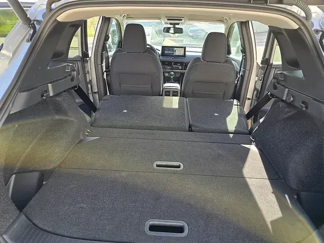 El maletero de un coche con los asientos abatidos