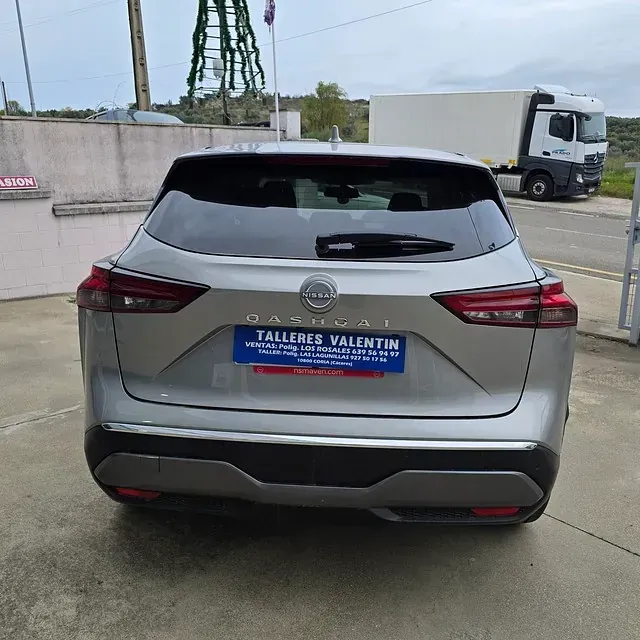 Un coche plateado con Talleres Valentín escrito en la parte trasera.