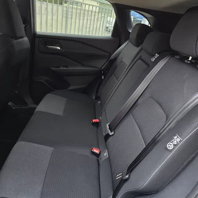 El asiento trasero de un coche con un cinturón de seguridad puesto.