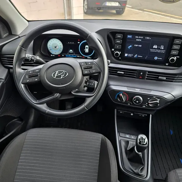 El interior de un coche con volante y salpicadero.